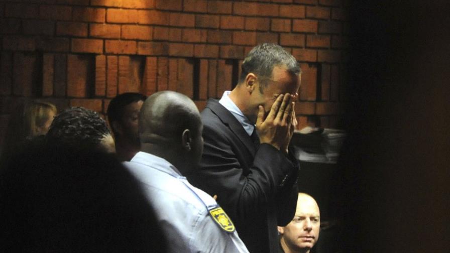 Pistorius llora por acusación de muerte