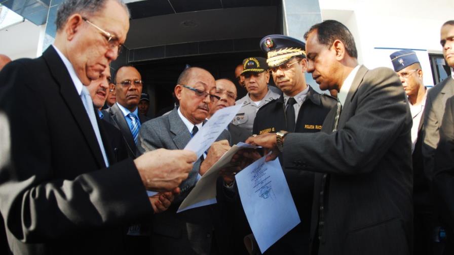 Policía devuelve local del PRD a grupo de Vargas Maldonado