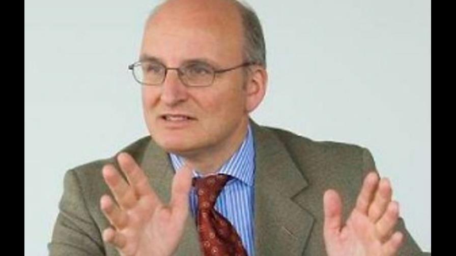 Jefe de banco del Vaticano tiene nexos militares