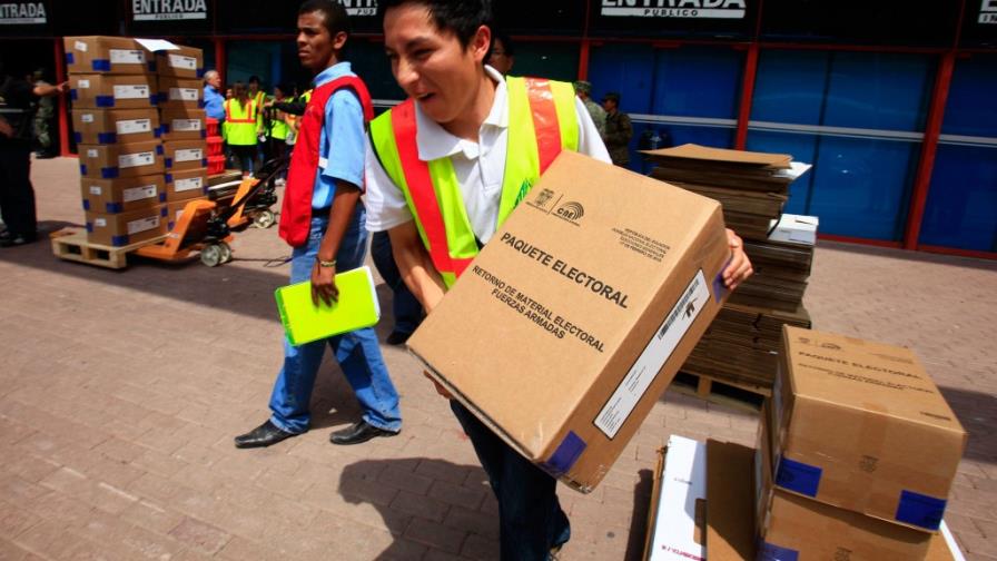 Ecuatorianos listos para elegir nuevo presidente