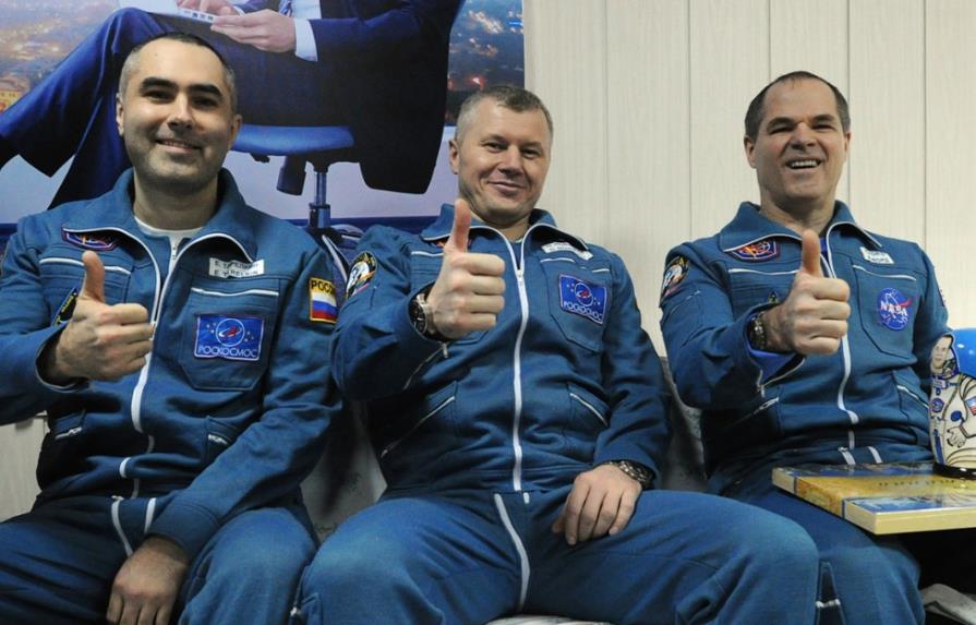 Regresan tres astronautas de la Estación Espacial
