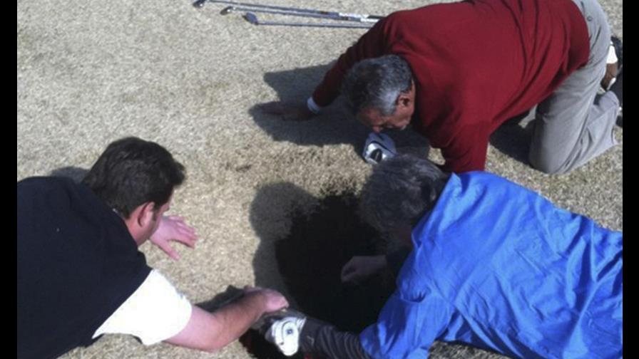La tierra se traga un hombre mientras jugaba golf