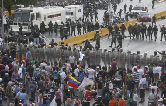Capriles llama a iniciar protestas pacíficas tras proclamación de Maduro