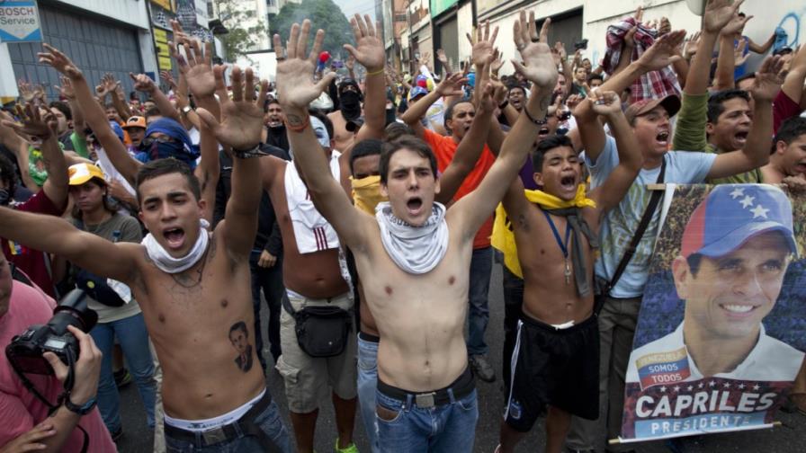 Proclaman a Maduro; seguidores de Capriles protestan