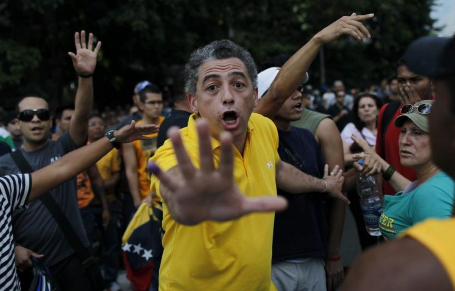 Capriles llama de nuevo a movilizarse en paz hacia las oficinas electorales