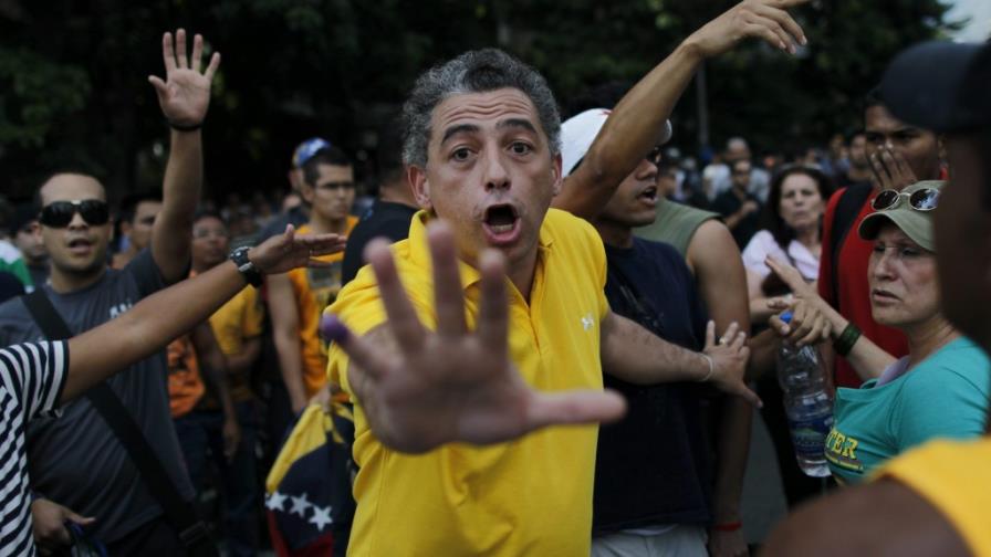 Capriles llama de nuevo a movilizarse en paz hacia las oficinas electorales