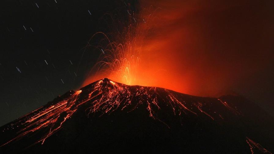 Nueva explosión en volcán Popocatépetl genera fumarola de 3,5 kilómetros
