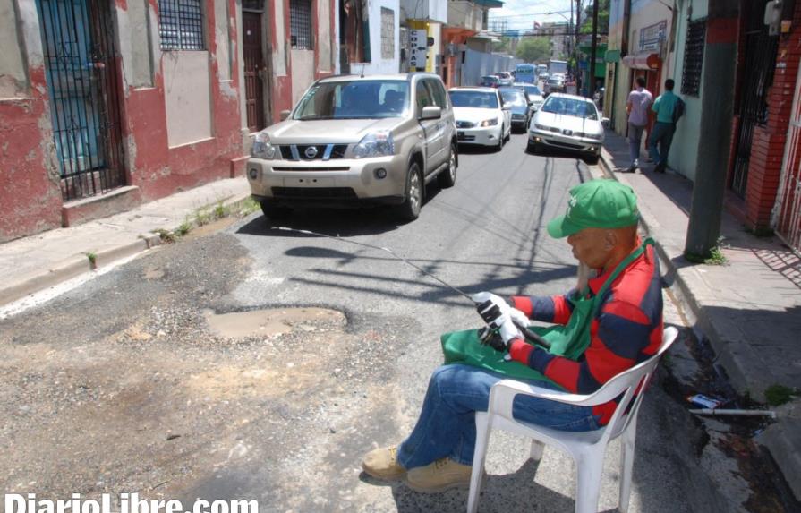 Fugas y deterioro vial en la calle Padre Miguel, de San Carlos