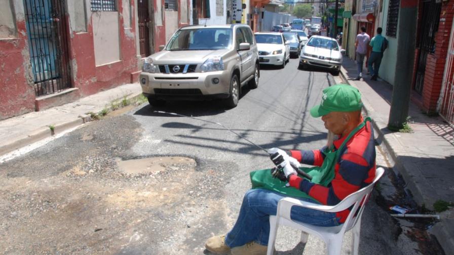 Fugas y deterioro vial en la calle Padre Miguel, de San Carlos