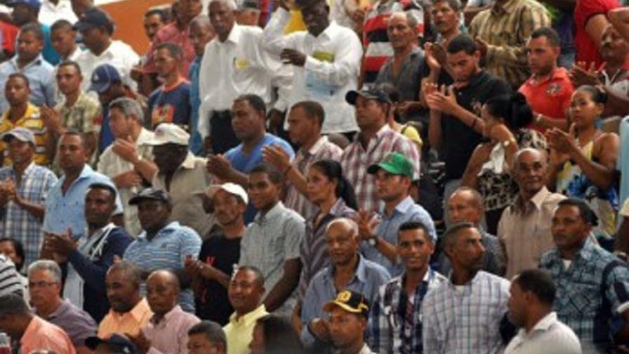 President Medina heads the Farmers Day meeting
