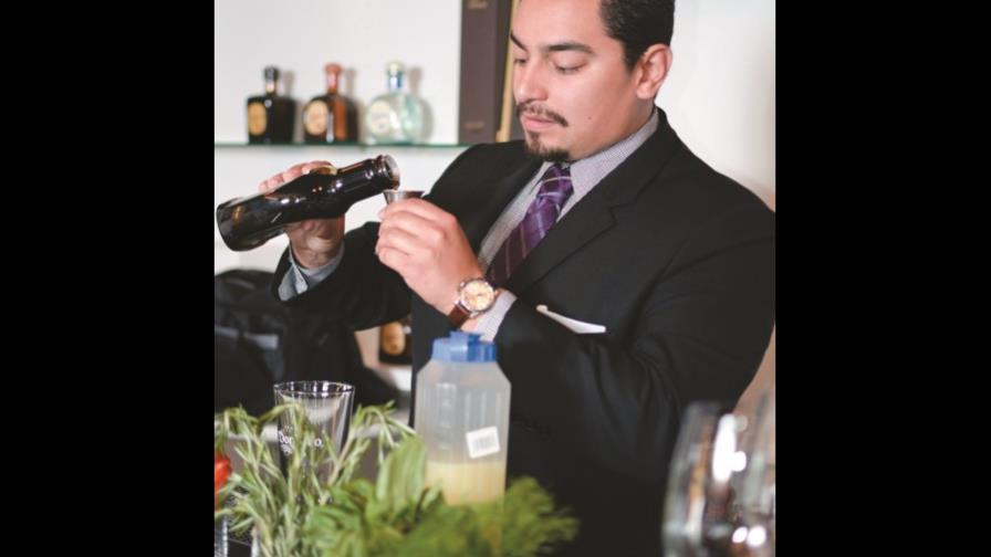 ‘‘Ser bartender me permite estar en contacto con el mundo” ‘‘Ser bartender me permite estar en contacto con el mundo”