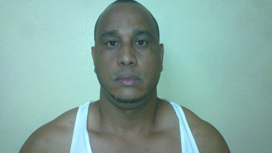 Tres detenidos por alijo de 98 paquetes