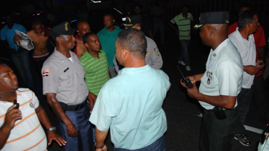 Choferes bloquean paso en la Winston Churchill