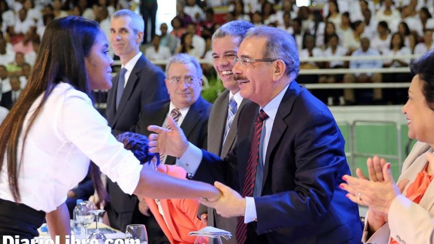 Ocho mil se gradúan de inglés; recibirán empleos