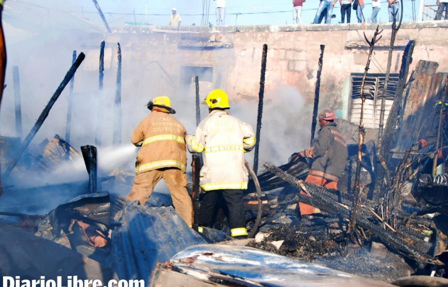 Fuego destruye varias casas próximo al mercado de San Cristóbal