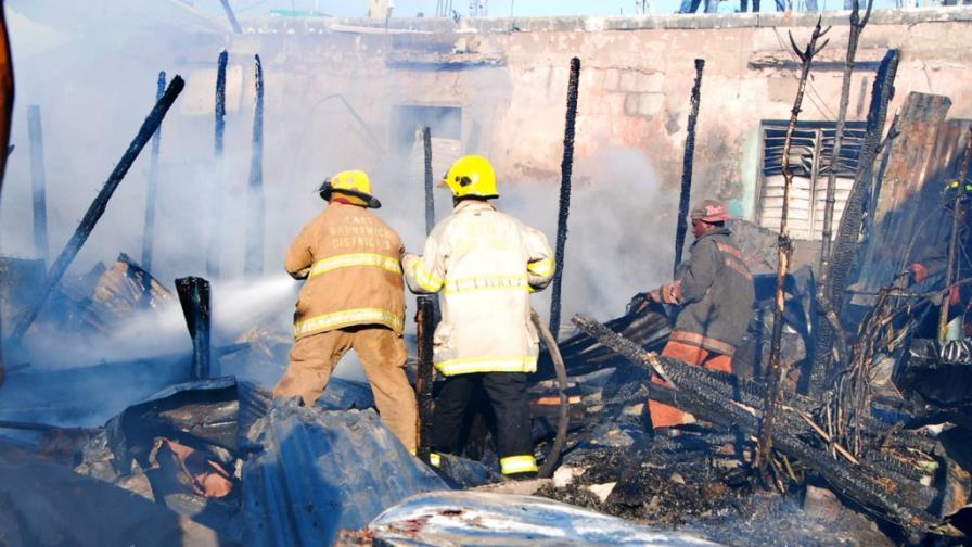 Fuego destruye varias casas próximo al mercado de San Cristóbal Fuego destruye varias casas próximo al mercado de San Cristóbal