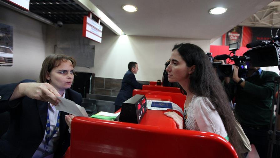 Yoani Sánchez, feliz y con sentimiento agridulce ante su viaje al exterior
