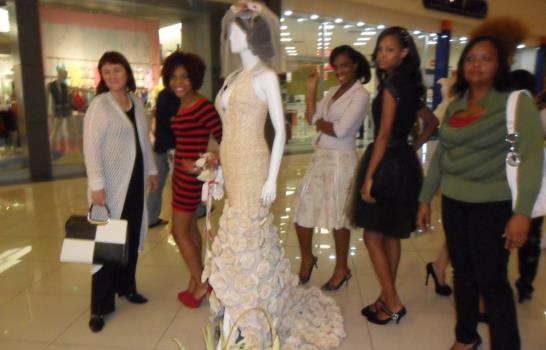 Escuela de Diseño UASD exhibe trajes con materiales reciclados en Galería 360