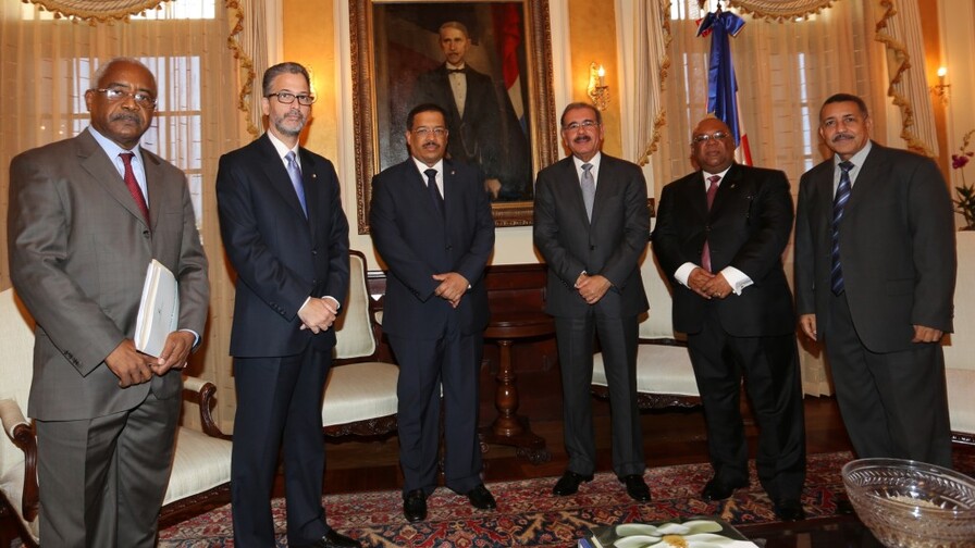 Presidente recibe comisión de la JCE para tratar aspectos financieros