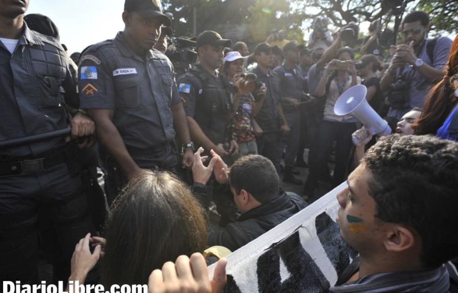 Brasil vive entre las protestas y el fútbol