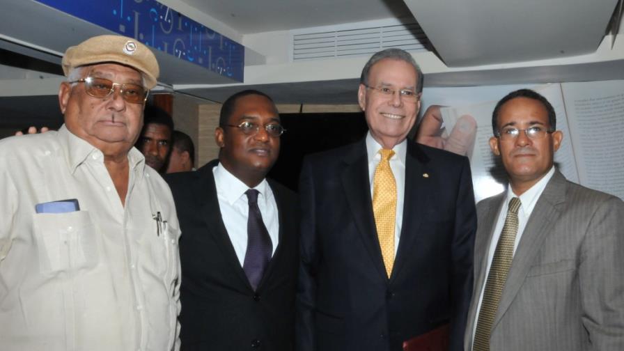 Manuel Nova pone a circular El Ojo Mágico de Anselmo Paulino