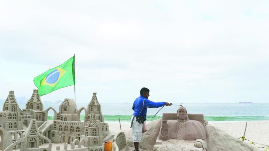 Escultura de arena en honor al Papa