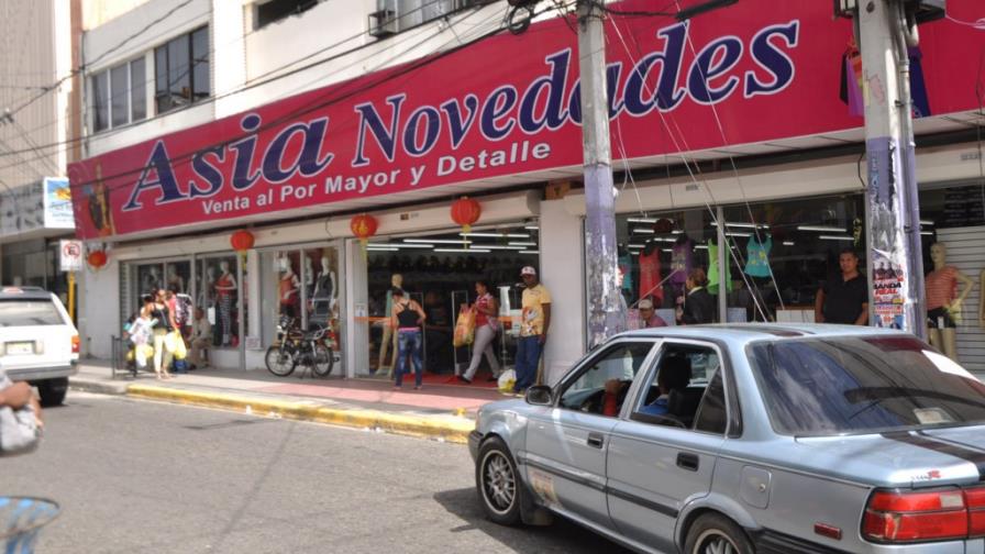 La mayoría de las tiendas de la calle Del Sol en Santiago son de extranjeros La mayoría de las tiendas de la calle Del Sol en Santiago son de extranjeros