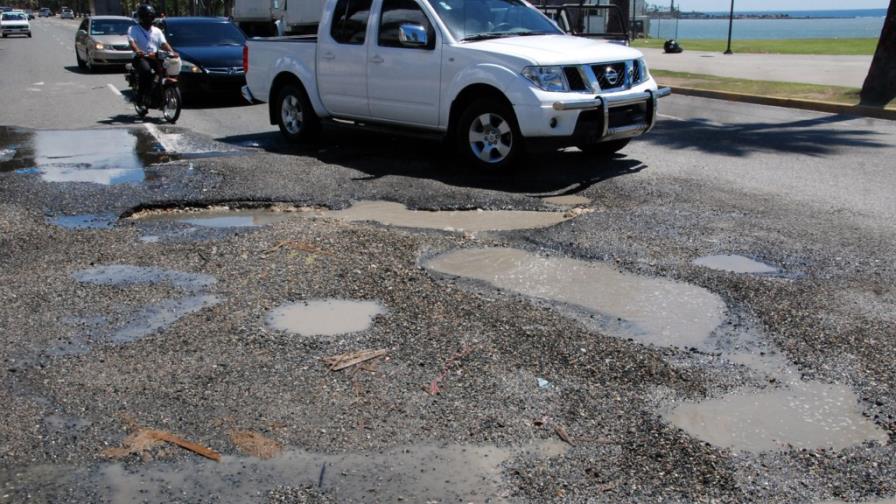 Quejas por los hoyos en el malecón