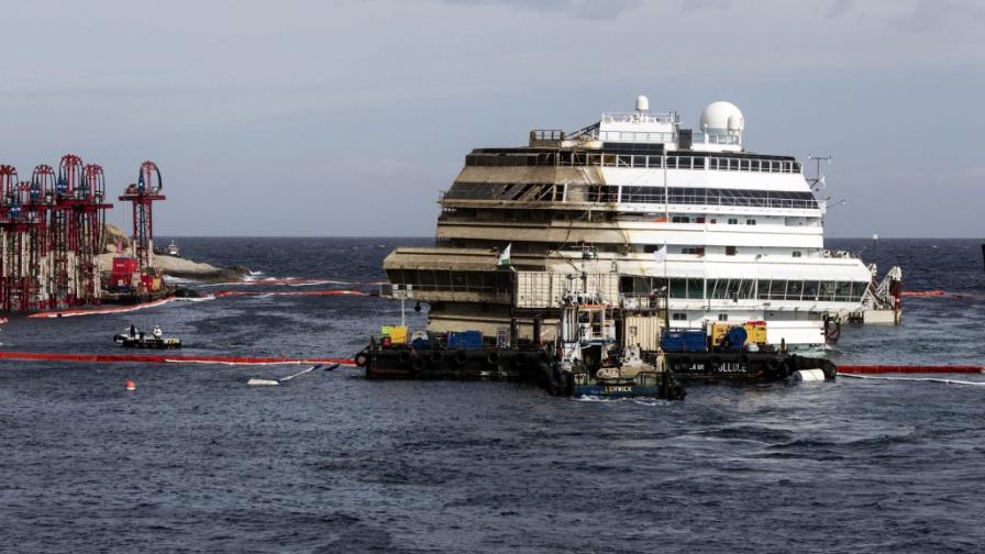El Costa Concordia ya está enderezado y ¿ahora?