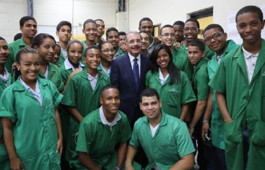 Danilo Medina visita el Instituto Técnico Salesiano