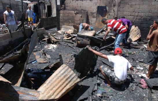 Incendio destruye viviendas y negocios en Villa Francisca