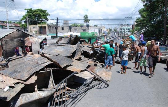 Incendio destruye viviendas y negocios en Villa Francisca