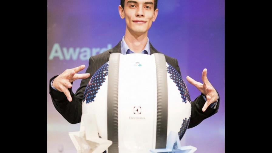 El colombiano Adrián Pérez gana el Electrolux Desing Lab 2013