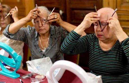 Clases de belleza animan a las enfermas de cáncer Clases de belleza animan a las enfermas de cáncer