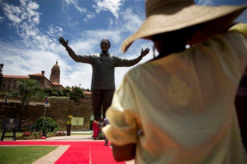 Develan estatua de Mandela en Pretoria