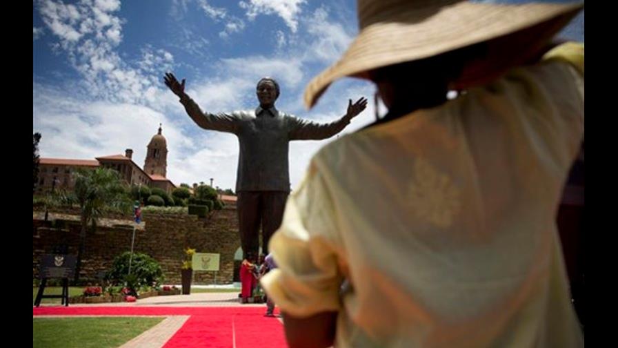 Develan estatua de Mandela en Pretoria