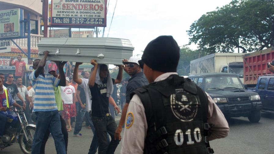 Amigos y familiares sepultaron a Gilbert Amigos y familiares sepultaron a Gilbert