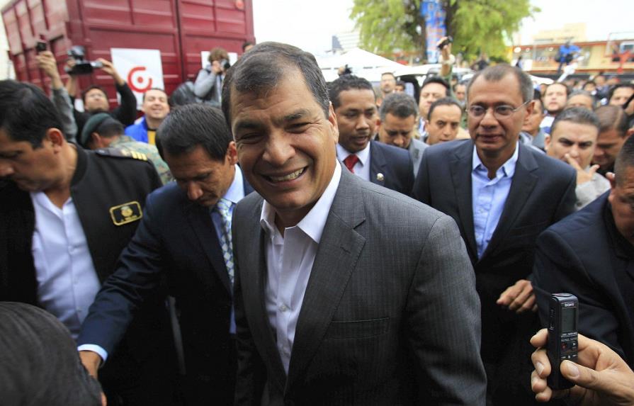 Correa es reelegido presidente, según sondeos a boca de urna