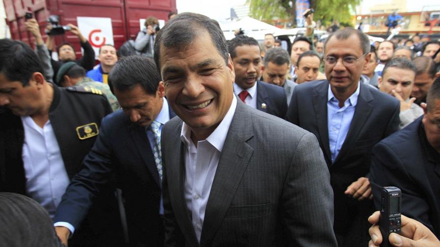 Correa es reelegido presidente, según sondeos a boca de urna