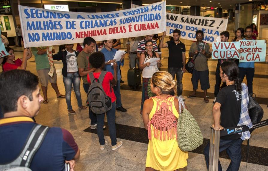 Yoani Sánchez enfrenta protestas en su primer día en Brasil