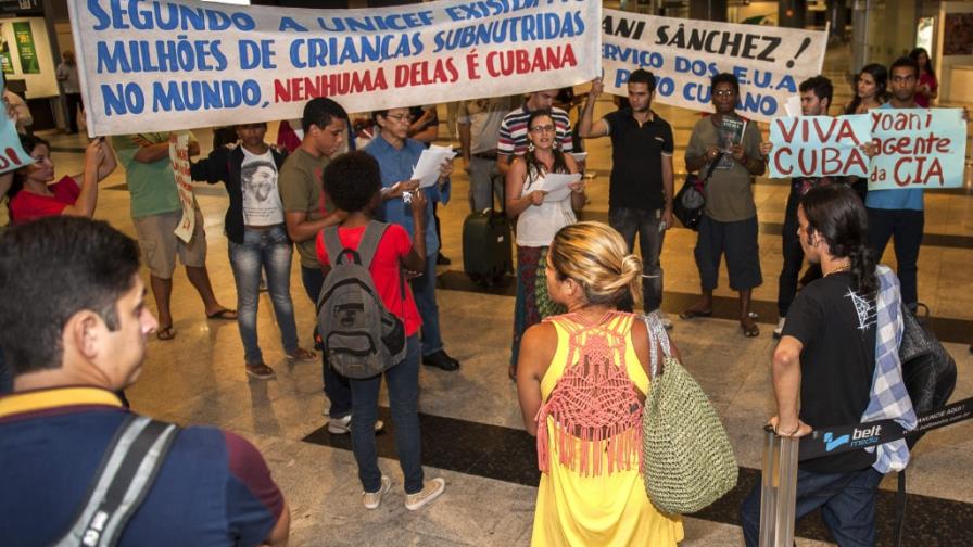 Yoani Sánchez enfrenta protestas en su primer día en Brasil