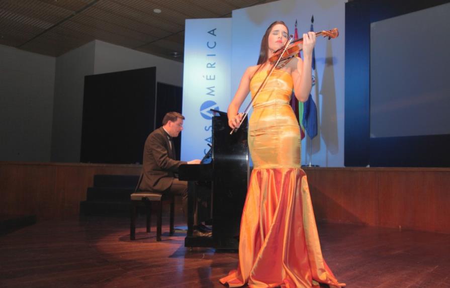Violinista dominicana resalta en Madrid por su concierto Pasión Latina