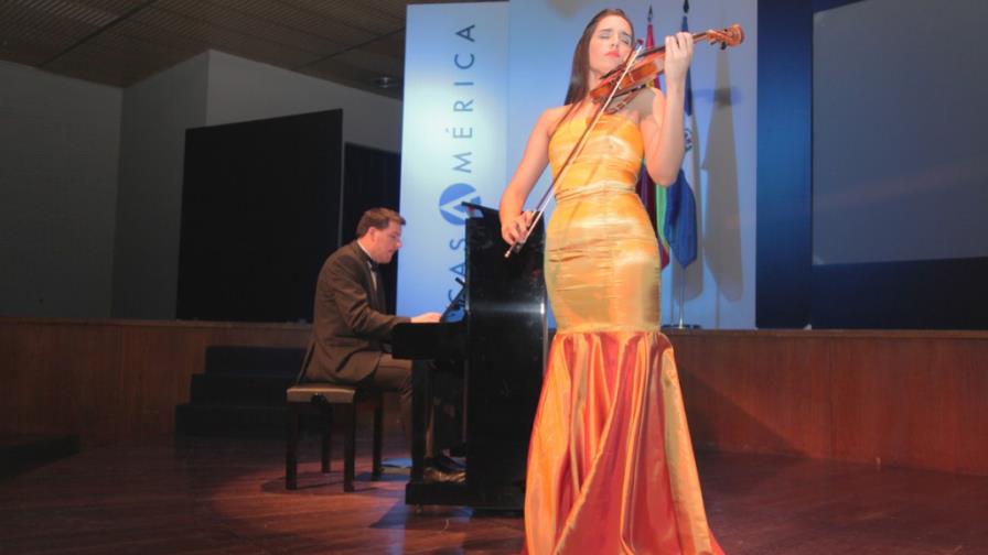 Violinista dominicana resalta en Madrid por su concierto Pasión Latina