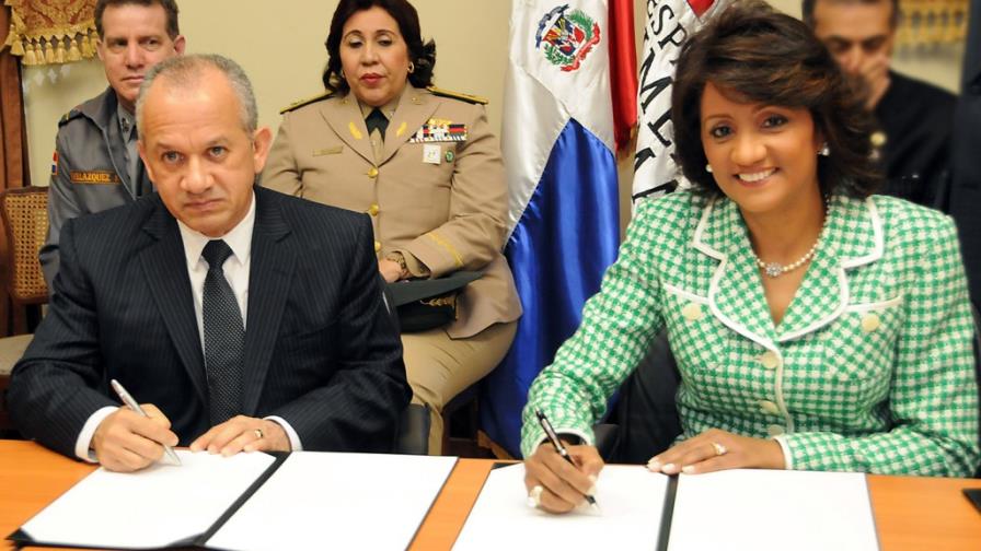 Primera Dama y Salud Pública firman acuerdo en la lucha contra el cáncer
