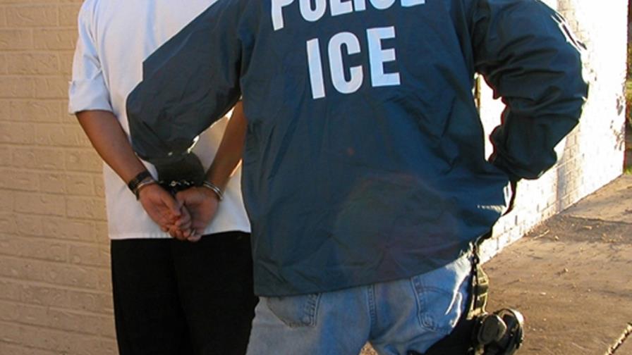 Alcalde de Nueva York firma leyes para frenar deportaciones