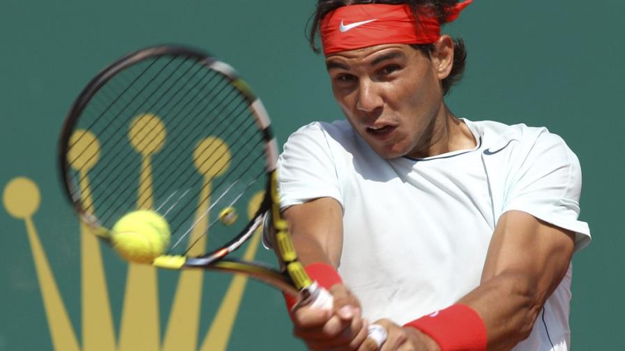 Nadal sigue firme y Djokovic vuelve a sufrir