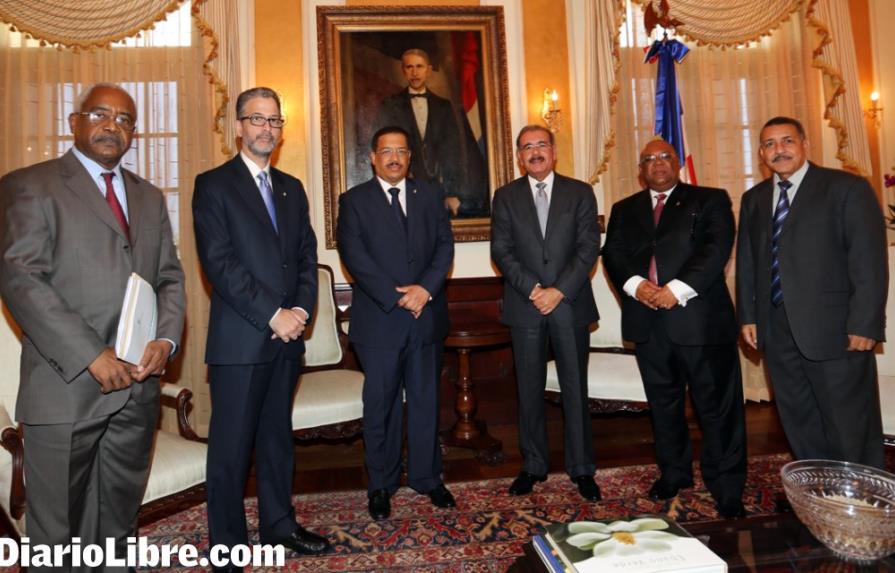 Danilo Medina recibe comisión de la JCE