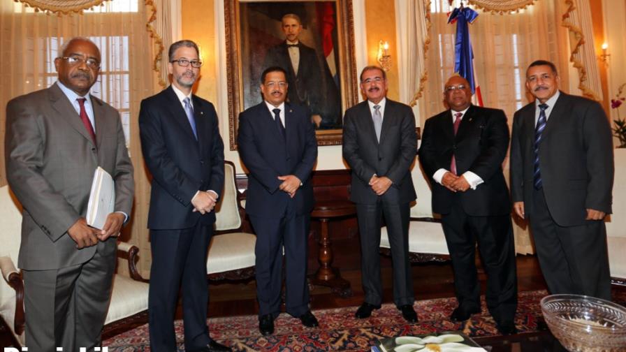Danilo Medina recibe comisión de la JCE