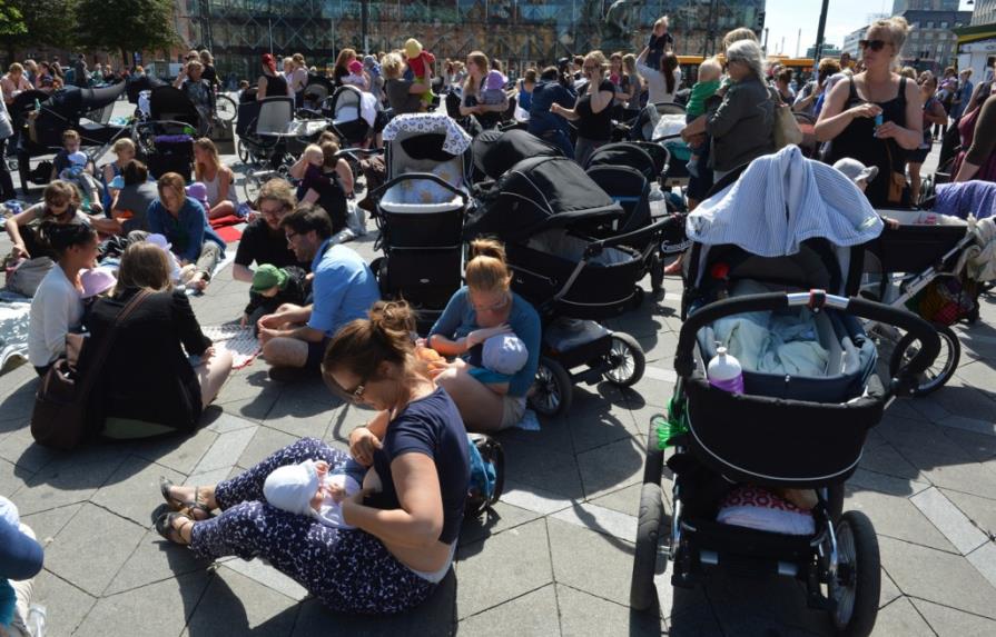 Madres danesas protestan amamantando en público