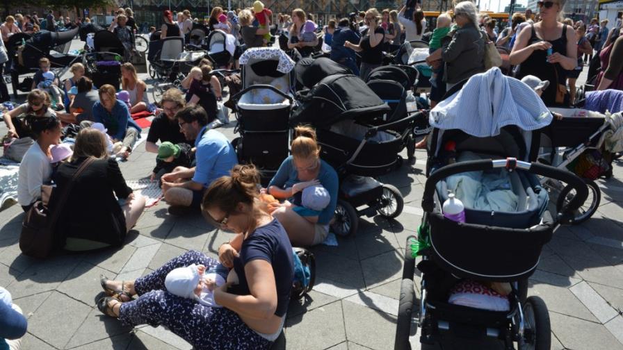 Madres danesas protestan amamantando en público Madres danesas protestan amamantando en público